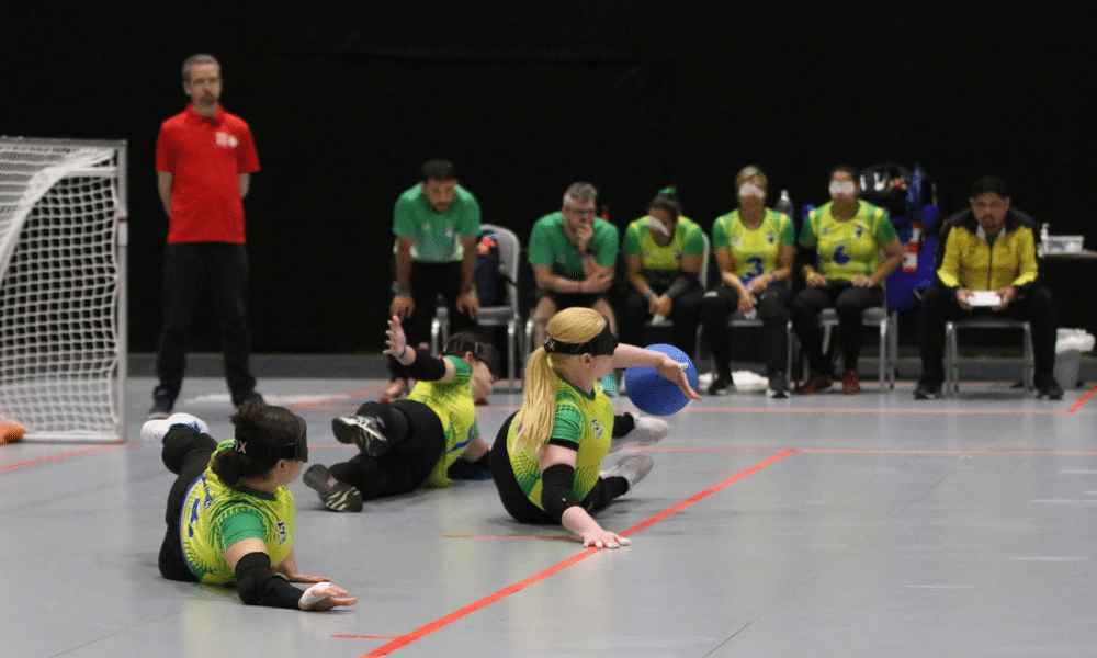 Jogadoras da seleção do Brasil de goalball deitadas para defender bola nos Jogos Mundiais IBSA