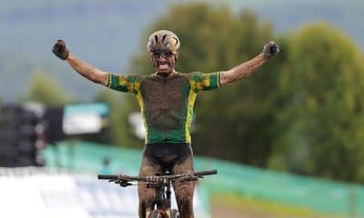 Na imagem, Henrique Avancini, coberto de lama, comemorando o título mundial em sua bicicleta.