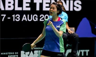 Na imagem, Jessica Yamada comemorando e empunhando sua raquete.