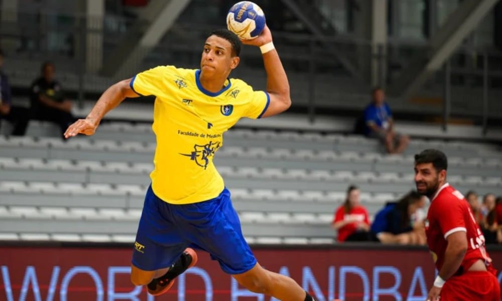 Jogador do Brasil finaliza com a mão esquerda durante Mundial Sub-19 de Handebol masculino