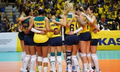 Jogadoras do Brasil se reúnem e comemoram título do Sul-Americano de vôlei feminino