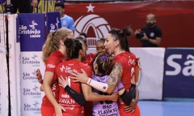 Jogadoras do Osasco comemoram vitória no Campeonato Paulista de Vôlei feminino 2023