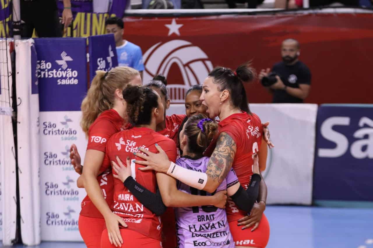 Jogadoras do Osasco comemoram vitória no Campeonato Paulista de Vôlei feminino 2023