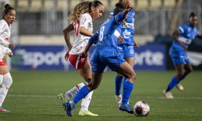 Jogadoras do Red Bull Bragantino e São José disputam bola em partida do Paulista Feminino de futebol