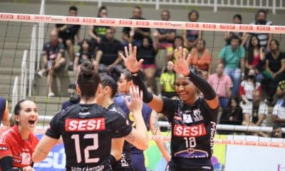 Jogadoras do Sesi Bauru comemoram ponto em estreia no Campeonato Paulista de Vôlei feminino contra o Pinheriso