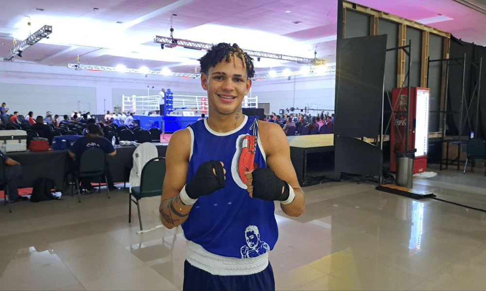 Kelvy da Trindade posa para foto no Brasileiro Juvenil de boxe