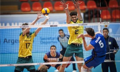 Lorenzo Magliano encara bloqueio duplo do Brasil em jogo do Campeonato Mundial Sub-19 de vôlei masculino