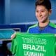 Luca Kumahara segurando a camisa da Confederação Brasileira de Tênis de Mesa