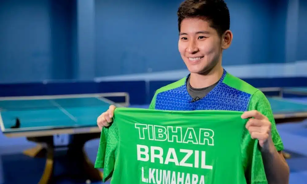 Luca Kumahara segurando a camisa da Confederação Brasileira de Tênis de Mesa