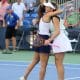 Luisa Stefani e Pavlyuchenkova se abraçam após vitória na segunda rodada do WTA 1000 de Cincinnati