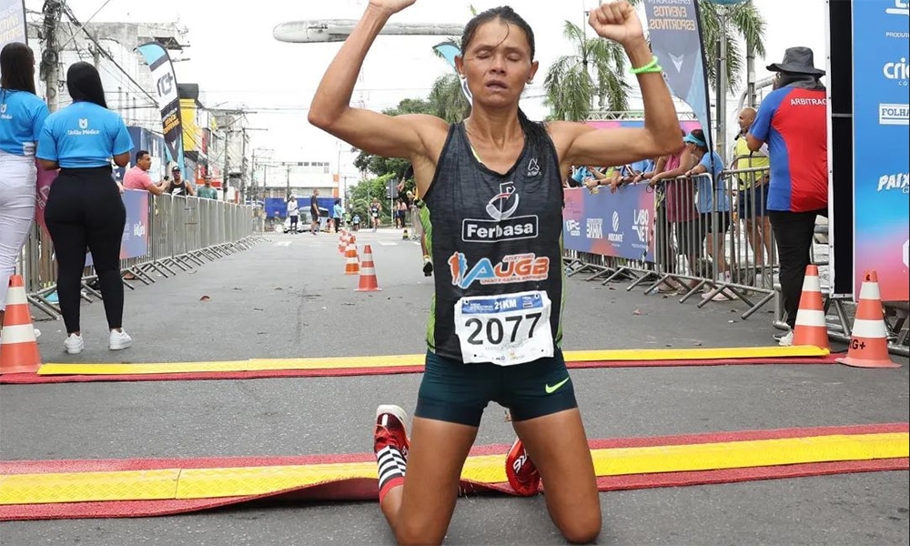Na imagem, Marily comemora sua vitória na linha de chegada.