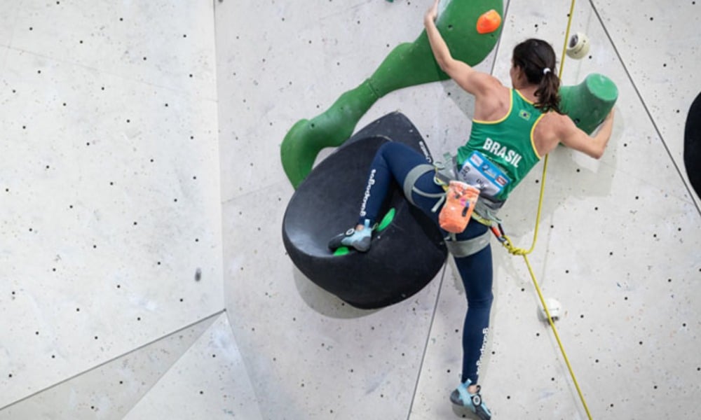 Marina Dias escalando durante etapa da Copa do Mundo de Paraescalada
