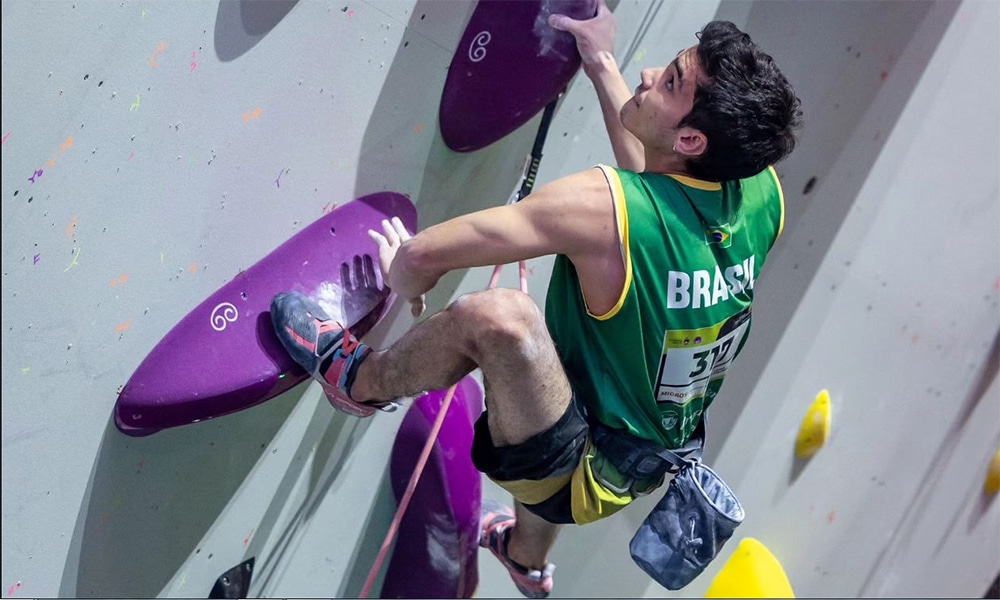 Na imagem, Mateus Bellotto na tentativa de escalar os obstáculos na parede.