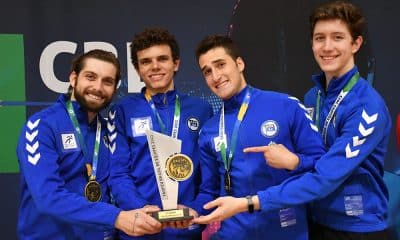 Na imagem, atletas do Pinheiros com o troféu de campeão.
