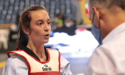 Rafaela Meirelles conversa com seu treinador no Mundial Cadete de taekwondo
