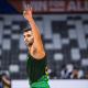 Raulzinho ergue os braços e faz o sinal de três com a mão em jogo do Brasil na Copa do Mundo de basquete