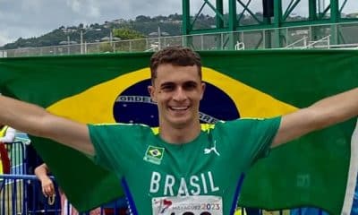 Renan Gallina sorri com bandeira do Brasil em suas costas após a final do Pan Sub-20 de atletismo