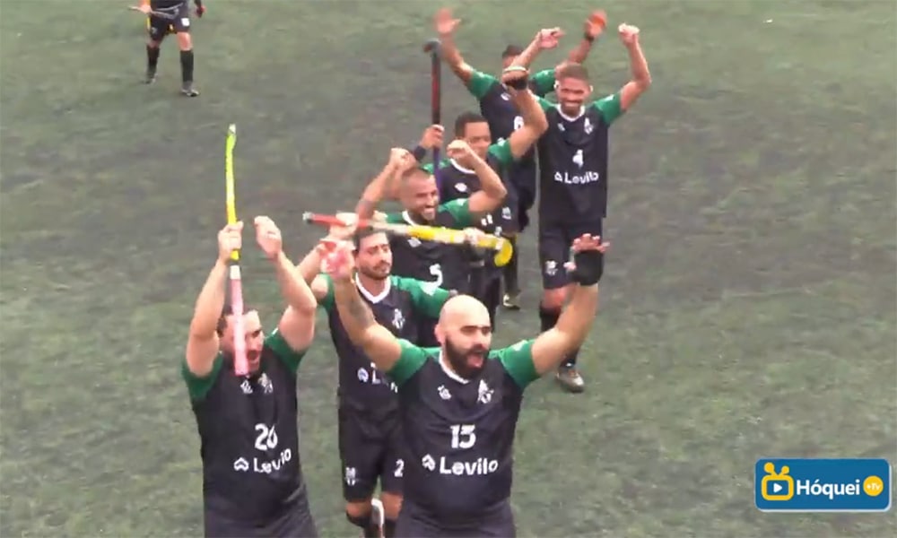 Na imagem, momento da comemoração dos jogadores do Rio Hockey.