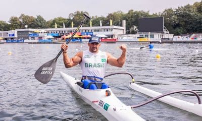 Na imagem, Fernando Rufino mostrando sua força com a canoa polinésia.