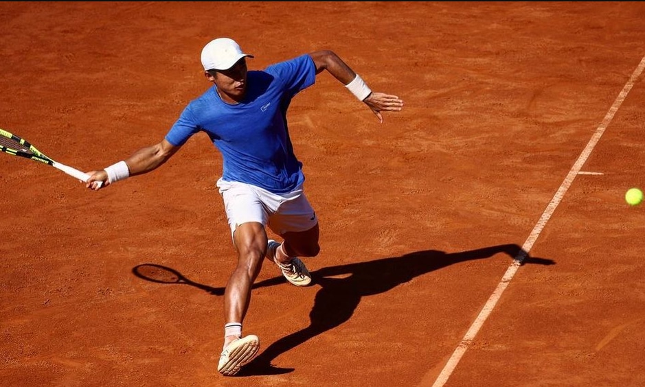 Na imagem, Pedro Sakamoto rebatendo a bolinha na quadra de saibro. Jogo do Challenger de Temuco