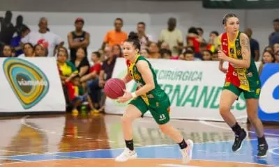 Na imagem, jogadoras do Sampaio Corrêa avançando com a bola para o ataque.
