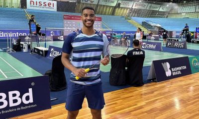 Ygor Coelho pousa para foto no International Series de badminton após classificação para a final. Jonathan Matias foi eliminado