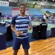 Ygor Coelho pousa para foto no International Series de badminton após classificação para a final. Jonathan Matias foi eliminado