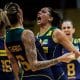 Carol e Thaisa comemoram ponto do Brasil em partida da Liga das Nações de vôlei feminino