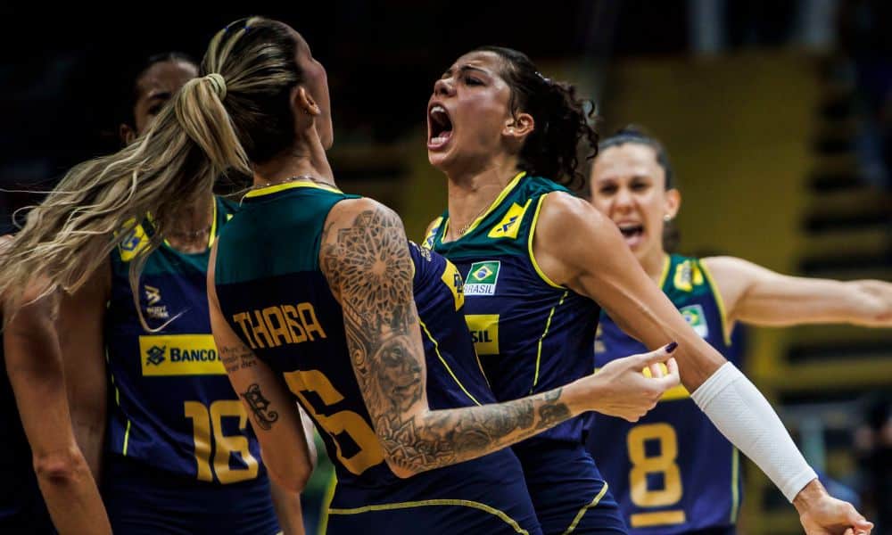 Carol e Thaisa comemoram ponto do Brasil em partida da Liga das Nações de vôlei feminino