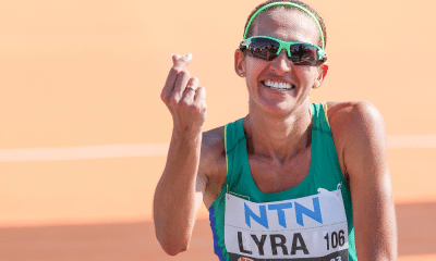 Viviane Lyra faz coração com as mãos após resultado nos 35km da marcha atlética no Mundial de Budapeste