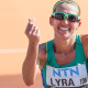 Viviane Lyra faz coração com as mãos após resultado nos 35km da marcha atlética no Mundial de Budapeste