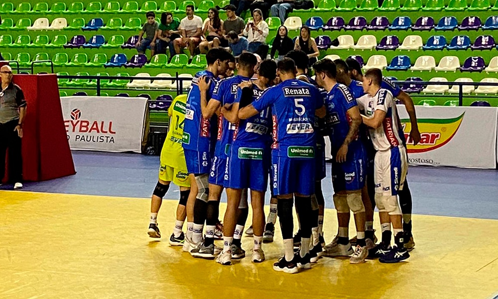 Na imagem, reunião dos jogadores do Vôlei Renata.