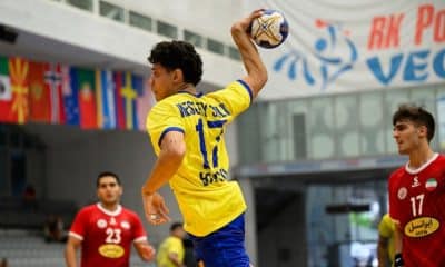 Wesley, camisa 17 do Brasil, salta para finalizar com a mão direita no jogo contra o Irã pelo Mundial Sub-19 de Handebol masculino