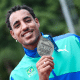 Almir Cunha posa para foto com medalha do Sul-Americano de Atletismo. Atleta focado no Mundial de Atletismo e nos Jogos Olímpicos Paris-2024