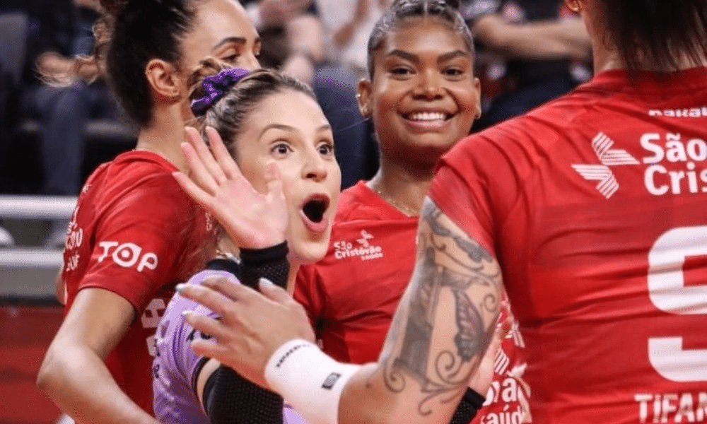 Camila Brait comemora ponto do Osasco no Campeonato Paulista com suas colegas de equipe