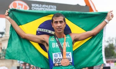 Caio Bonfim comemora medalha de bronze no Mundila de Atletismo de Budapeste