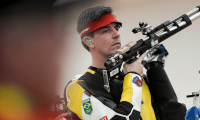 Cassio Rippel segura sua carabina preparando-se para prova no Mundial de tiro esportivo
