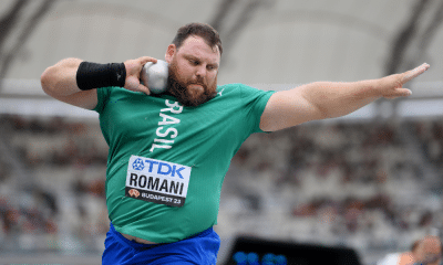 Darlan Romani posiciona o peso no ombro antes de arremesso no Mundial de atletismo em budapeste