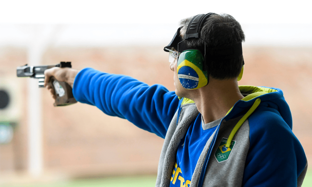 Emerson Duarte atira com sua pistola no Campeonato Mundial de tiro