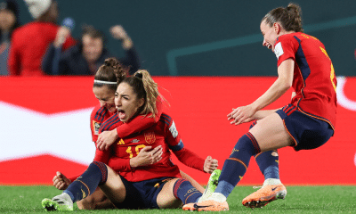 Jogadoras da Espanha comemoram vitória sobre a Suécia na Copa do Mundo Feminina