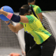 Jogadora do Brasil se preprara para fazer arremesso no goalball. Ela veste uma camiseta amarela e segura a bola azul na quadra dos Jogos Mundiais da IBSA