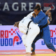 Karol Gimenes tenta projetar adversária no Grande Prix de Zagreb de judô