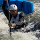 Kauã da Silva descendo corredeira no Mundial Sub-23 de canoagem slalom