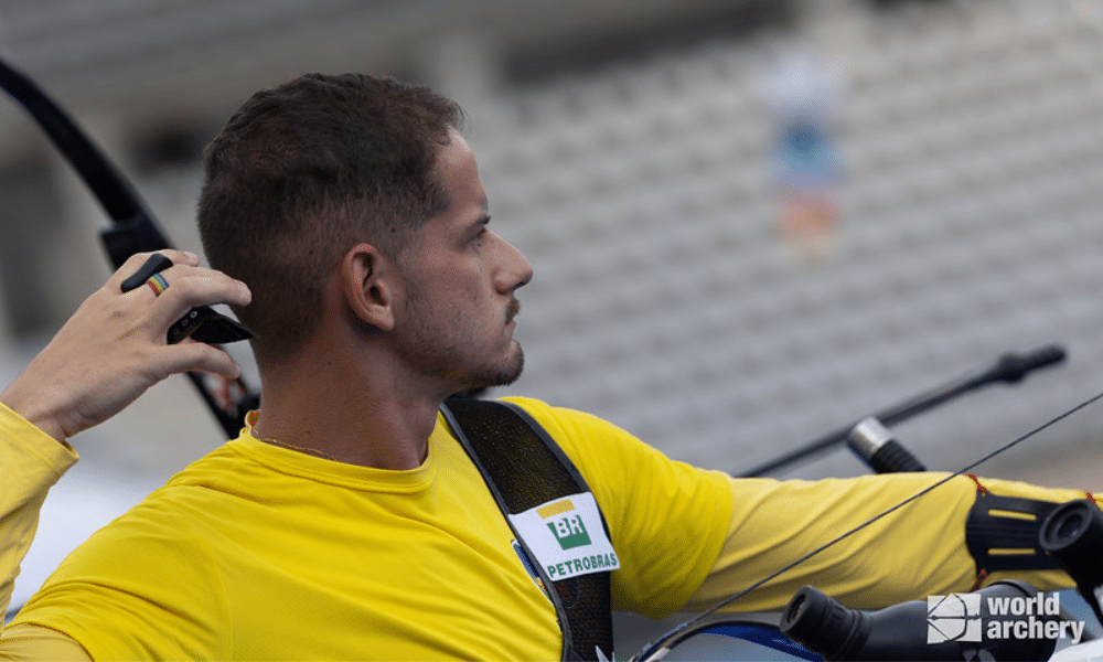 Marcus D'Almeida atira flecha na Copa do Mundo de tiro com arco em Paris