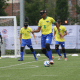 Nonato conduz a bola para o Brasil em jogo da Copa do Mundo. Ele veste calções e meias azuis e camisa amarela do time brasileiro