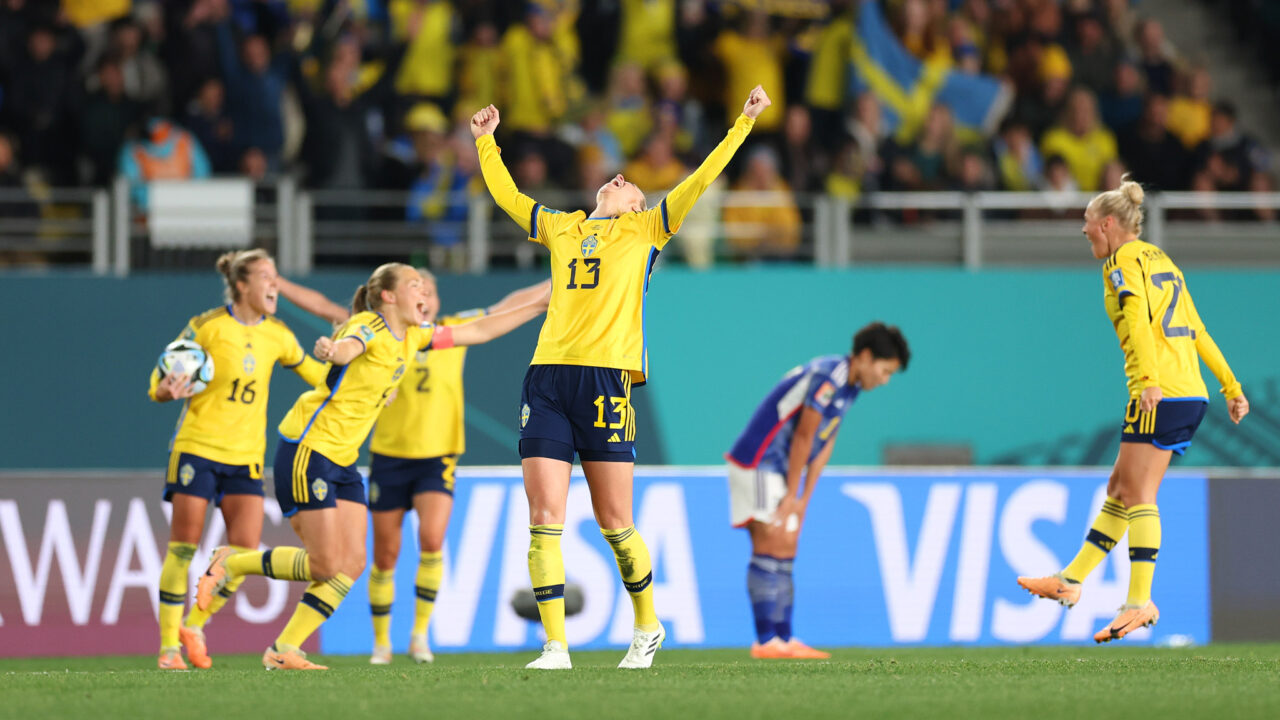 Jogadoras da Suécia comemoram classificação na Copa do Mundo Feminina, contra a Espanha