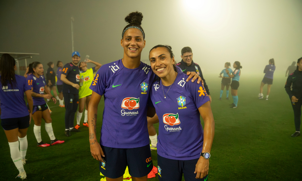 Amanda Gutierres posa com Marta após treino com Seleção Feminina de Futebol