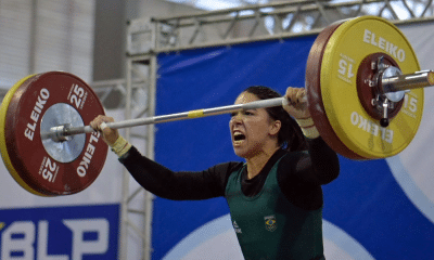 Amanda Schott ergue peso durante o Mundial de levantamento de peso, com recorde