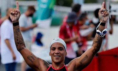 Na imagem, Ana Marcela Cunha comemorando - 5km Mundial de Esportes Aquáticos de Doha bronze - Viviane Jungblut