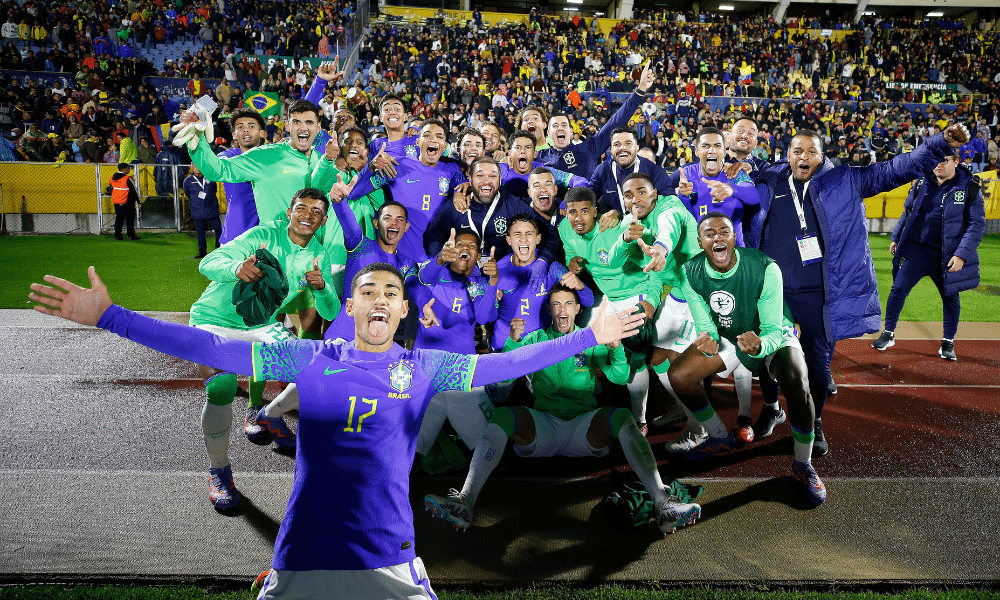 Brasileiros comemoram classificação para a Copa do Mundo Sub-17 de futebol masculino